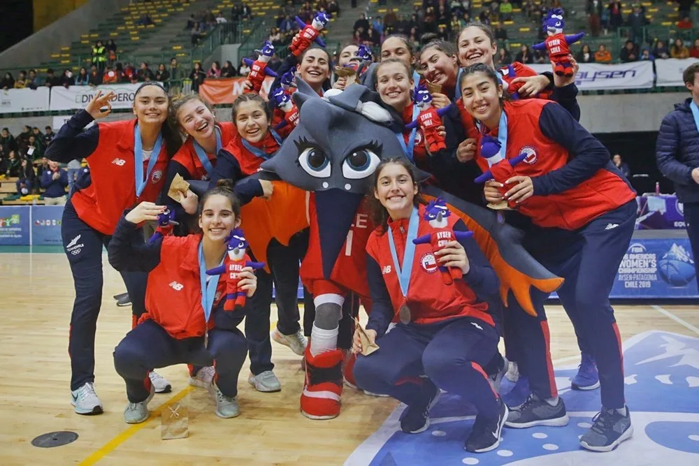 Equipo de basquetbol femenino con Martina, mascota creada por Abundia