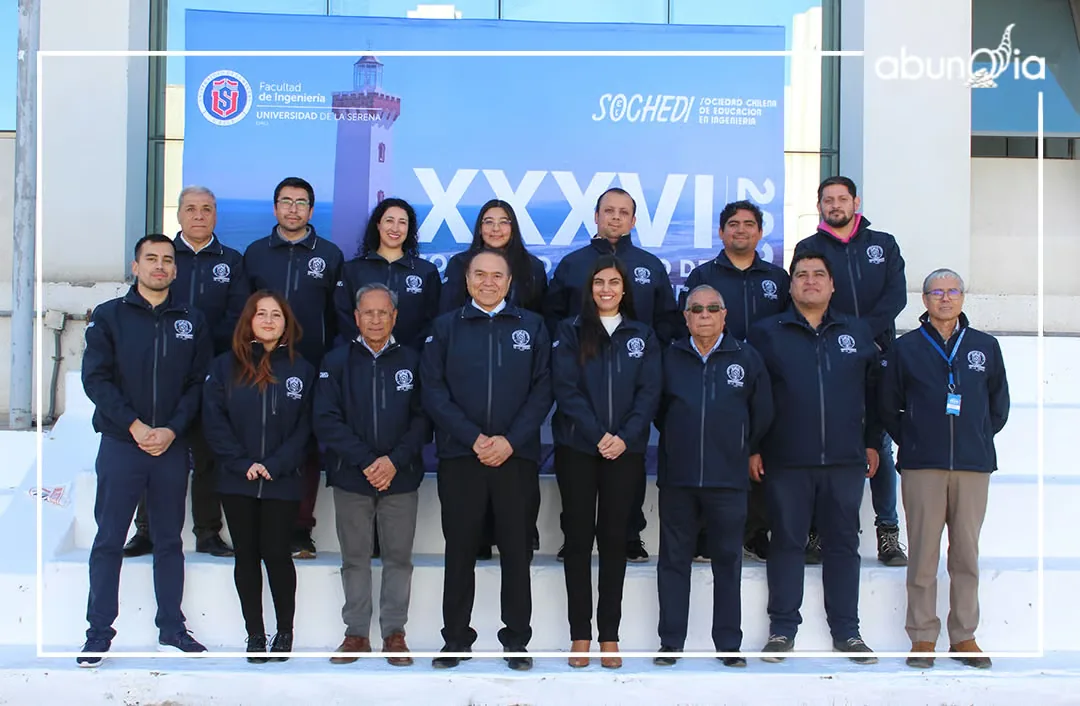 Colegio de ingenieros luciendo sus chaquetas Softshell diseñadas por Abundia